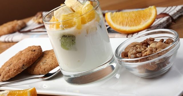 yogurt-with-fruit-2408031_640